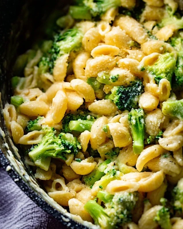 One Pot Healthy Broccoli Mac and Cheese